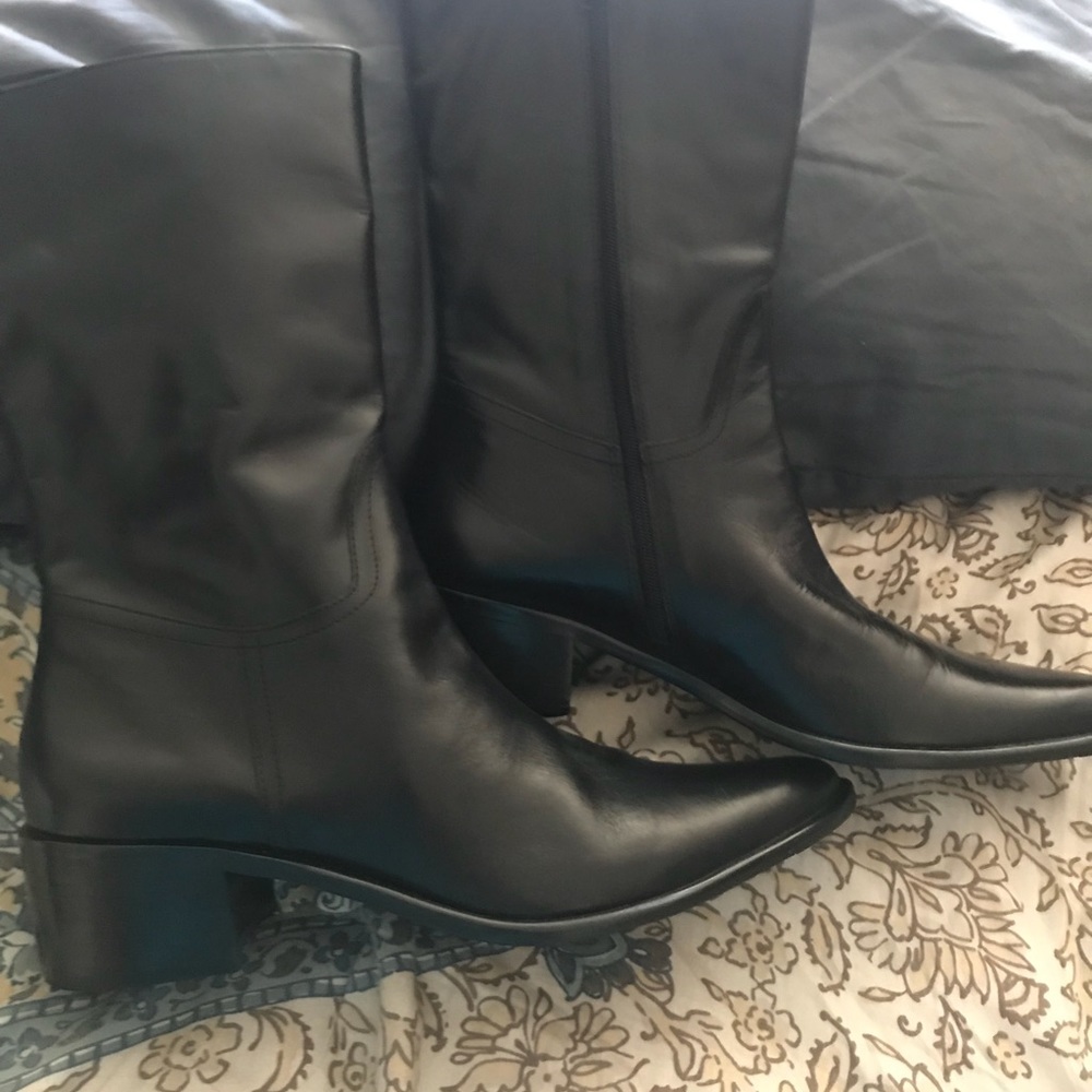 ❤️❤️Very nice pair of black leather Boots